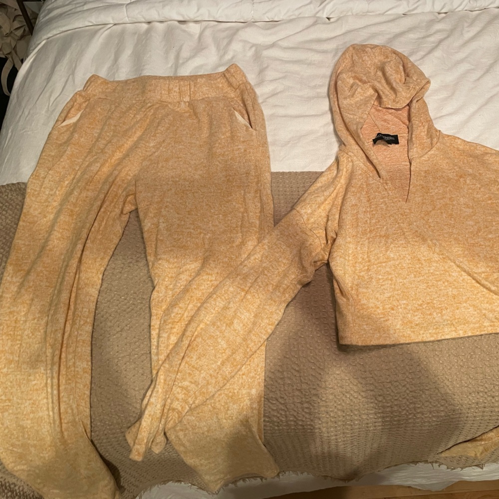 Kittenish yellow sweat set